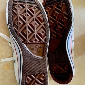 Women’s size 8 white converse all star shoes.